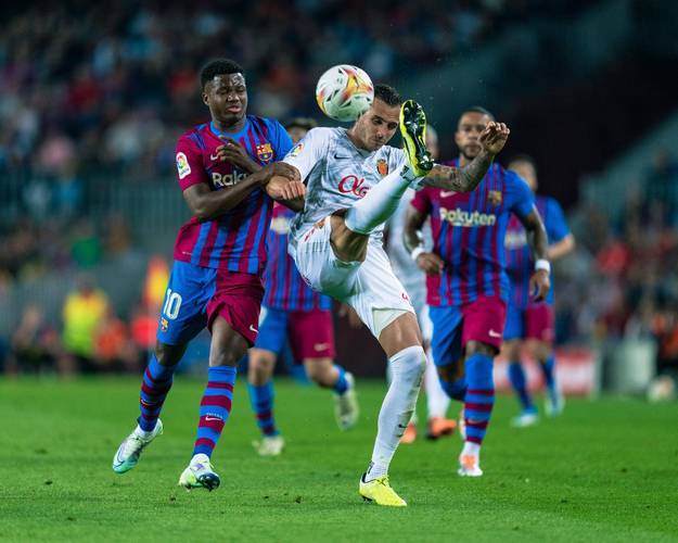 爱游戏tv-包含巴塞罗那主场告负,球队中场组织力不足的词条