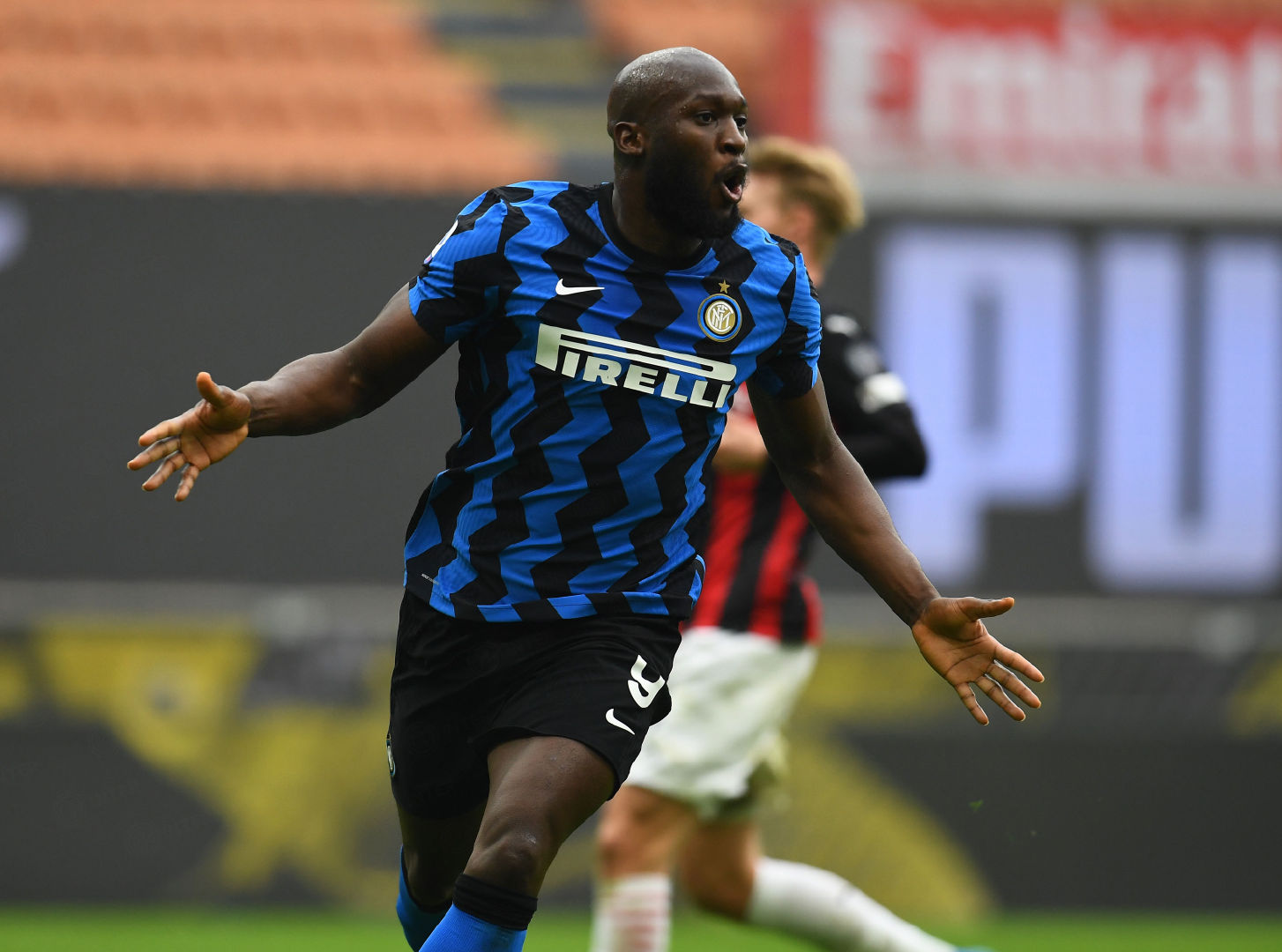 爱游戏在线-国际米兰球员卢卡库在联赛中取得进球