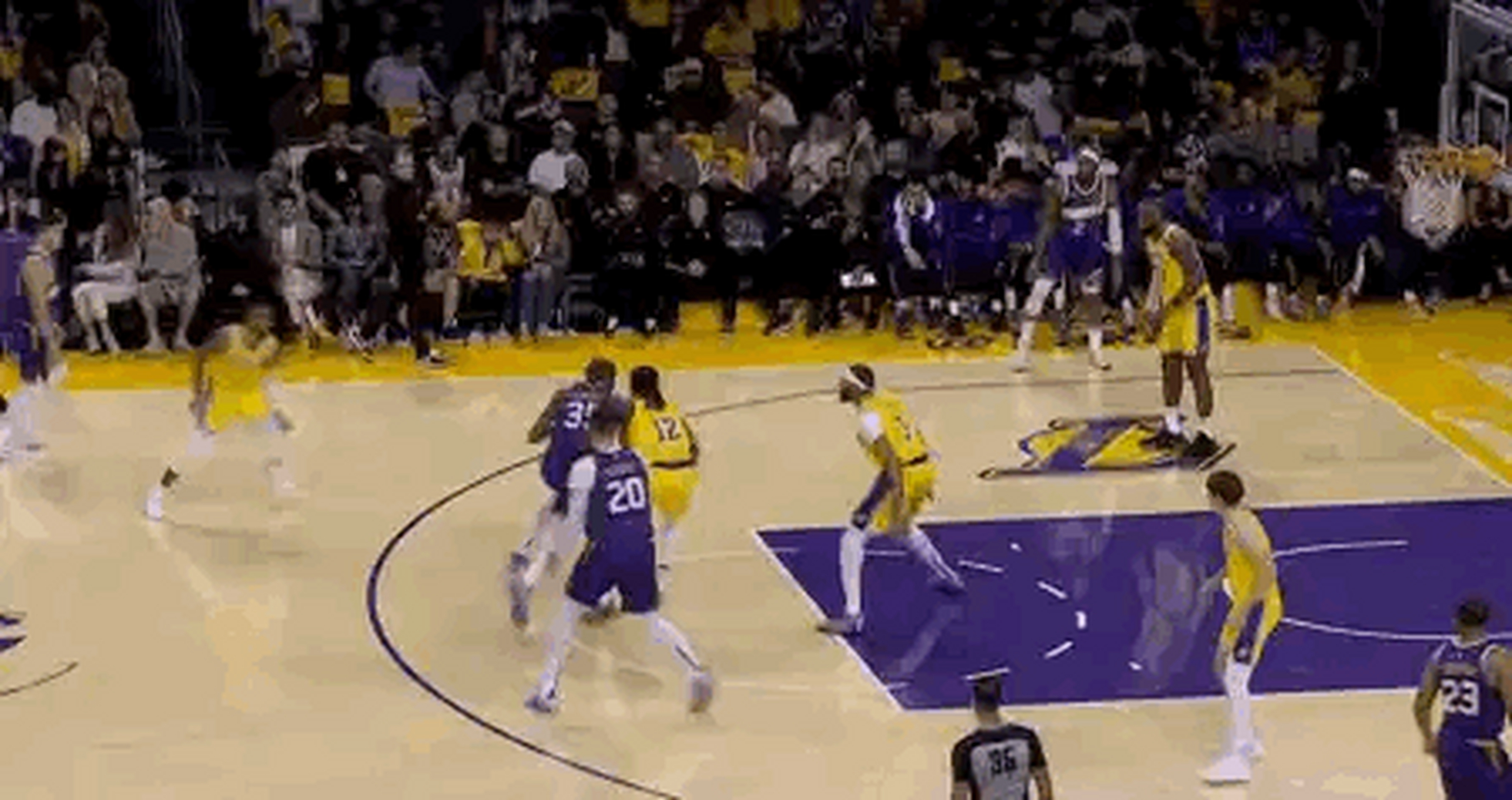 爱游戏-太阳队客场失利,湖人队主场全力击败对手