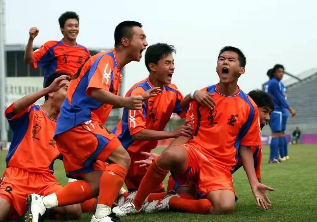 爱游戏在线-中国足球赛场激烈比拼，球队爆发潜力无限的简单介绍