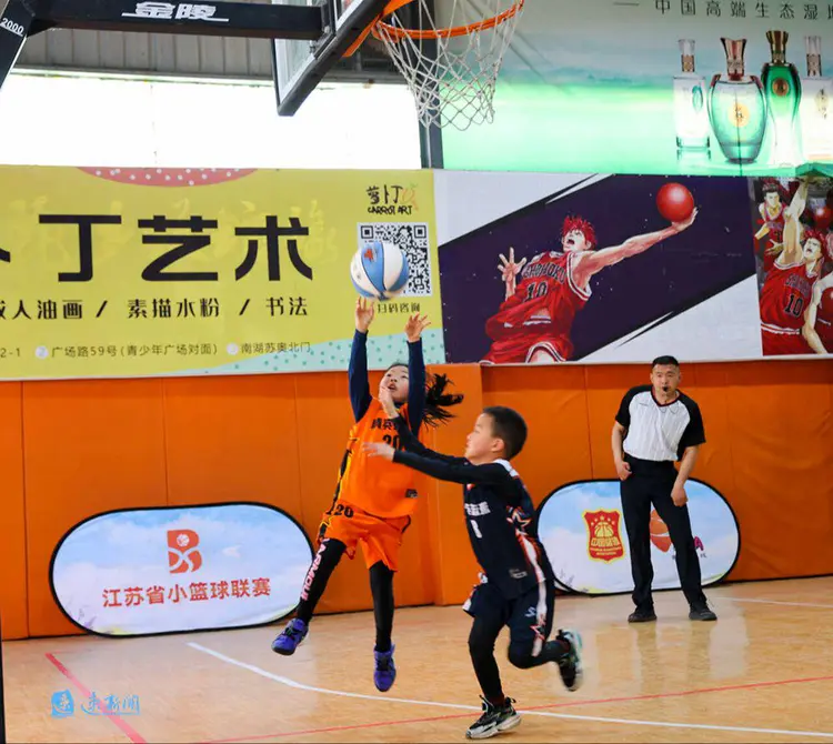 爱游戏tv-篮球解说员风采独特,为比赛增添看点