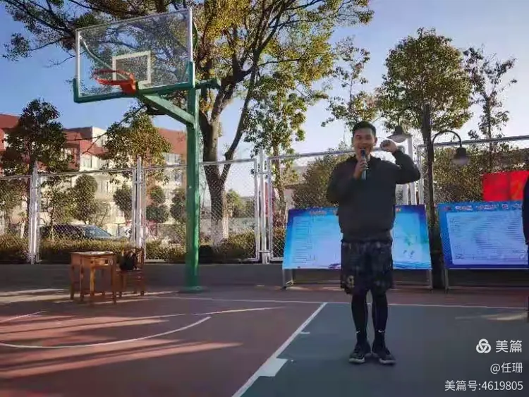 篮球解说员风采独特，为比赛增添看点