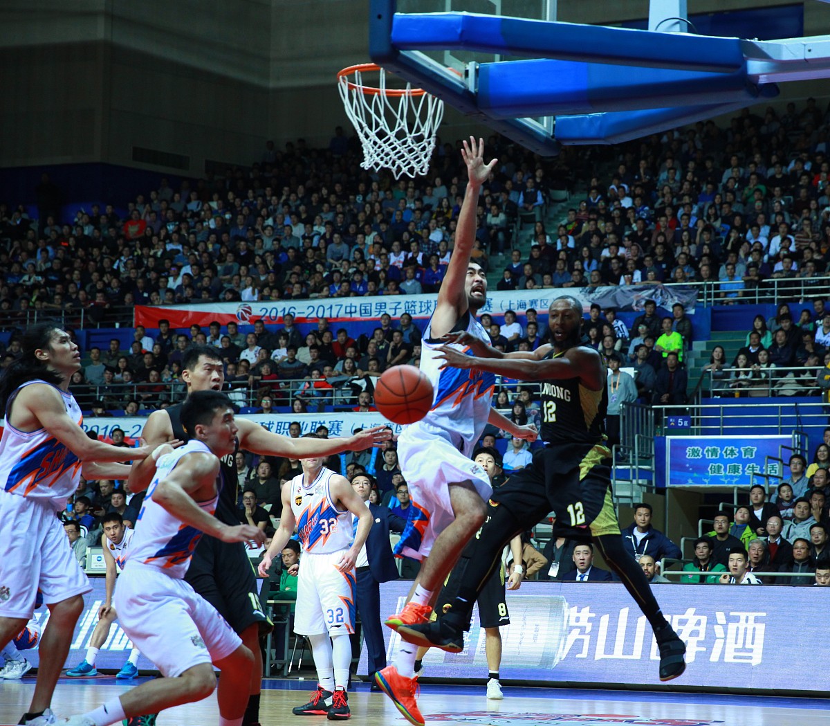 激战连连的篮球赛事掀起风暴 激战连连的篮球赛事掀起风暴