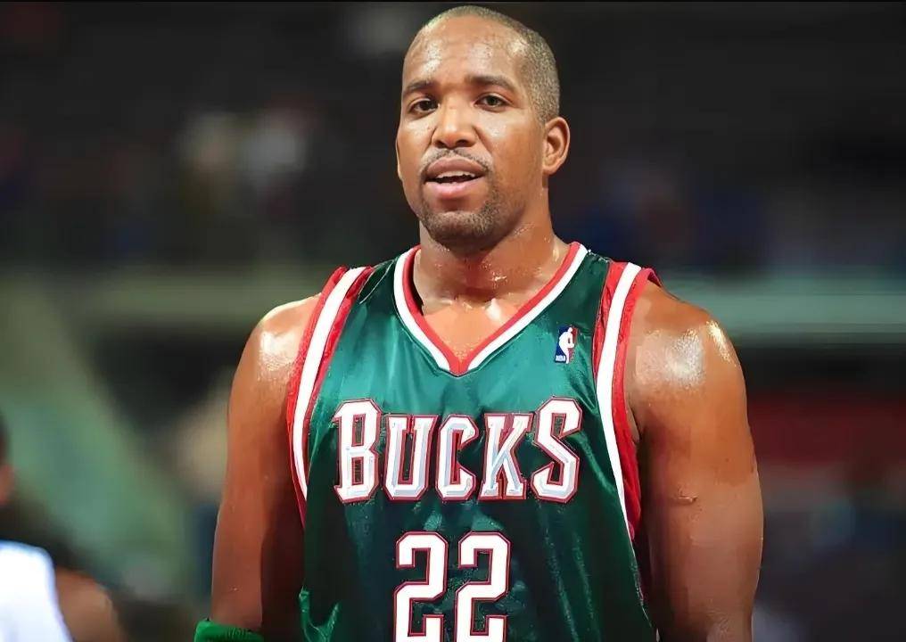 爱游戏入口-雄鹿队老将赛后回顾职业生涯