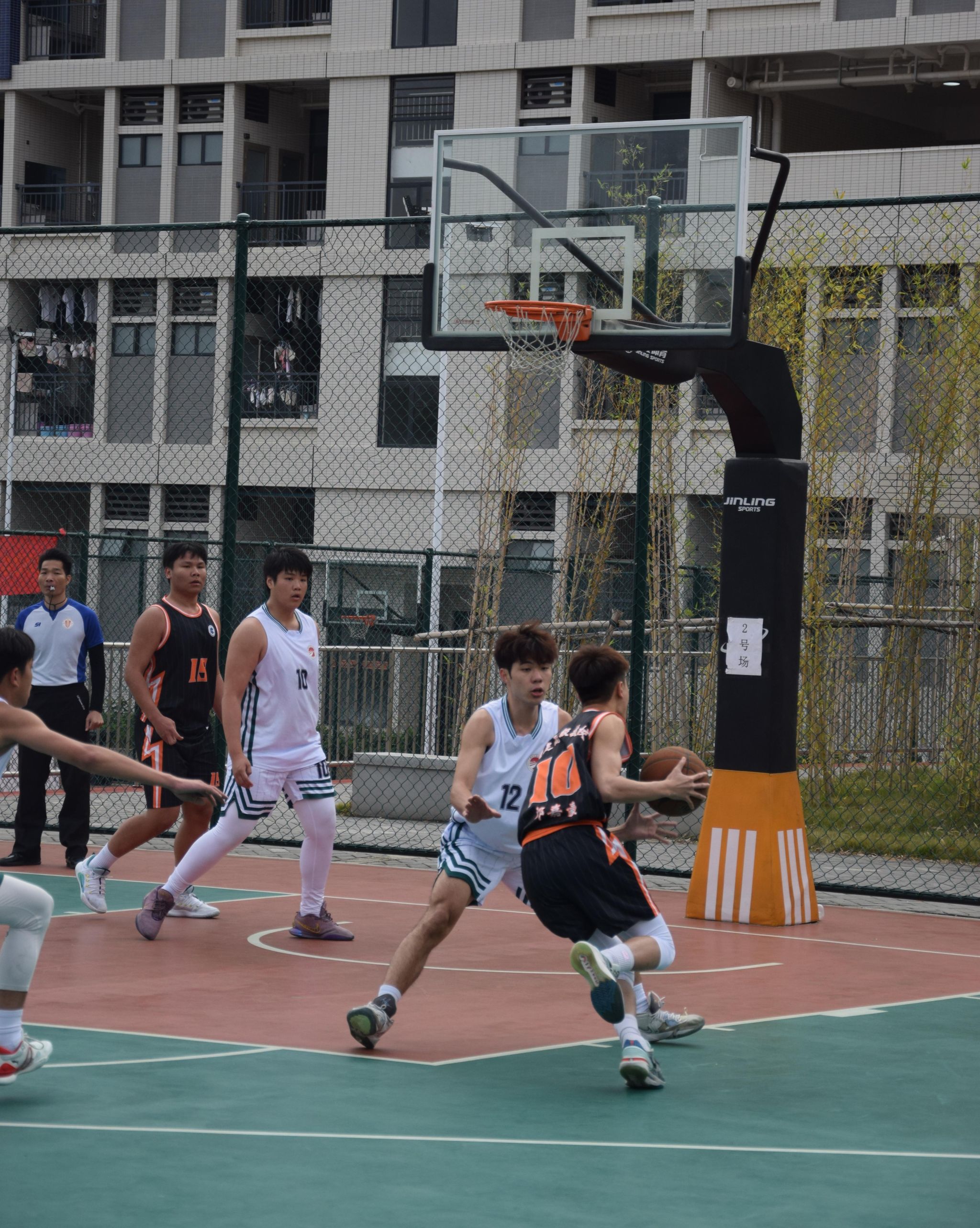 篮球运动在校园中受到青少年热爱 篮球运动在校园中受到青少年热爱