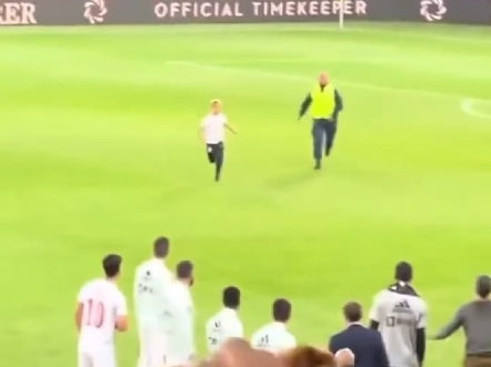 爱游戏在线-足球赛季结束后球迷期待拥抱新赛季