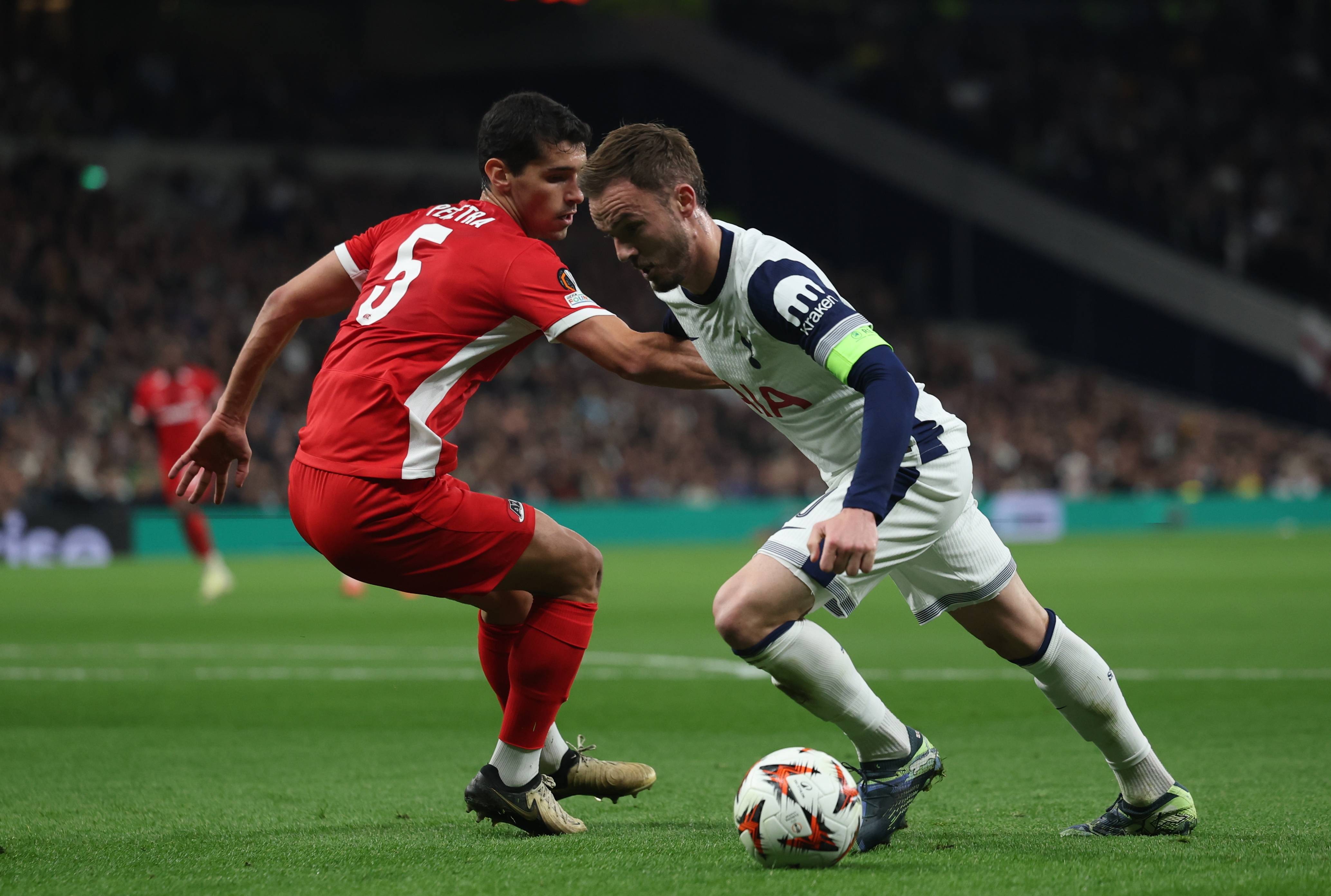 足球赛场竞技激烈,各队实力拼搏争胜 足球赛场竞技激烈,各队实力拼搏争胜