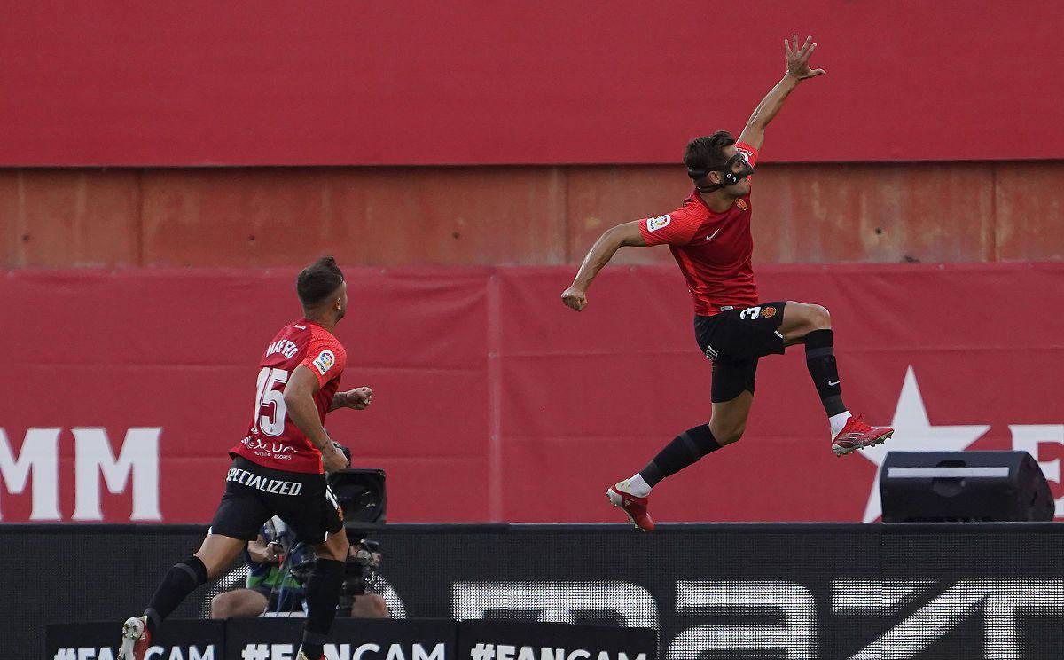 爱游戏-班菲尔德主场失利,积分榜下滑