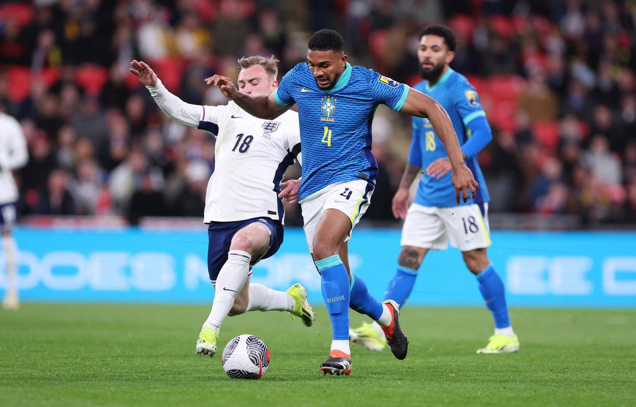 爱游戏官网-国际足球赛事吸引众多球迷关注