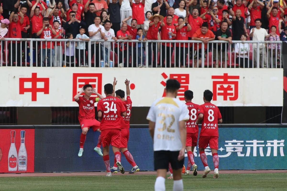 爱游戏下载-中国队员在比赛中表现出色,赢得掌声