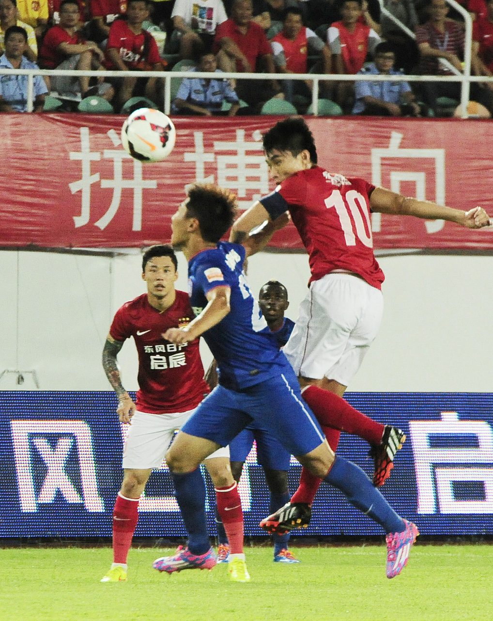 爱游戏官方入口-足球比赛战况火爆激烈,球队实力对比备受瞩目