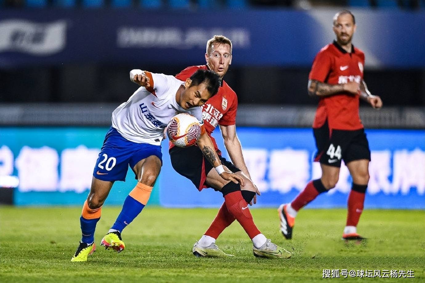 外援梅开二度,恒大客场击败亚泰稳居中超第三 外援梅开二度,恒大客场击败亚泰稳居中超第三
