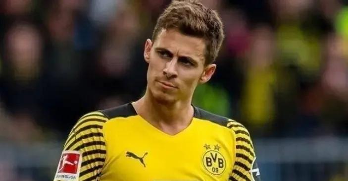 爱游戏入口-多特蒙德球员表现出色,贡献关键进球