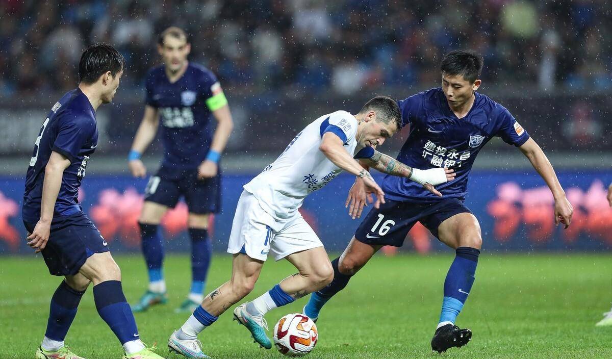 卫冕冠军遭遇困境,劲敌力压取得胜利 卫冕冠军遭遇困境,劲敌力压取得胜利