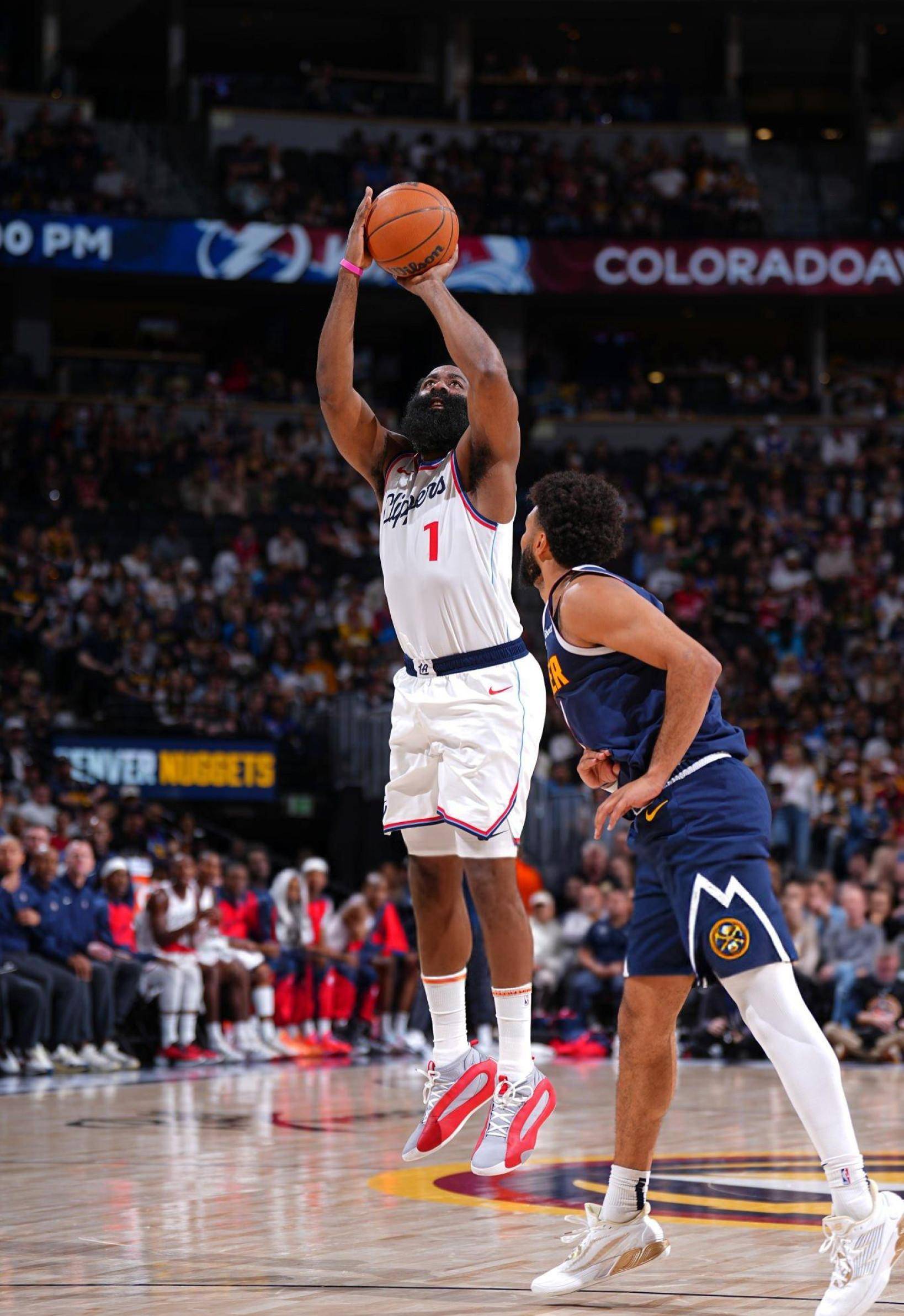 爱游戏在线-快船紧逼篮网，取得关键胜利