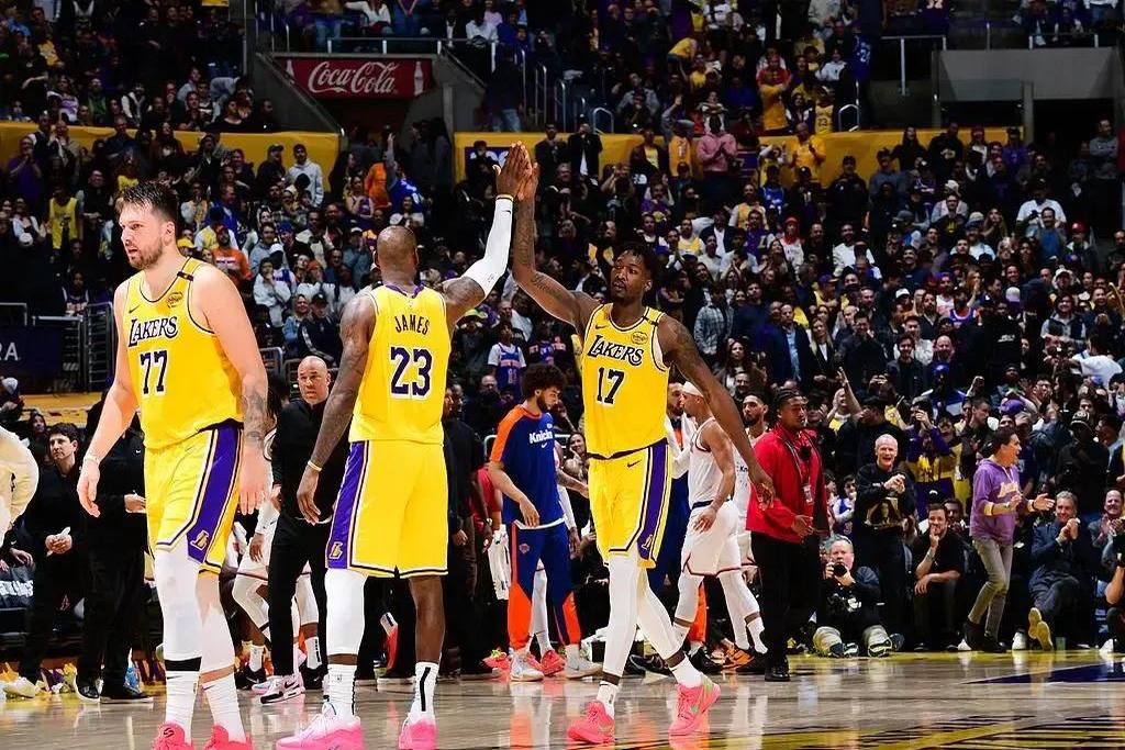 骑士队大胜湖人队，掀起轰动