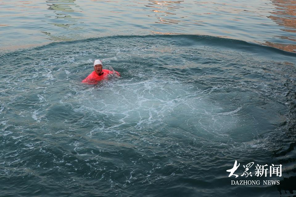 爱游戏官方-游泳池中的战斗激烈，浪花中的英雄