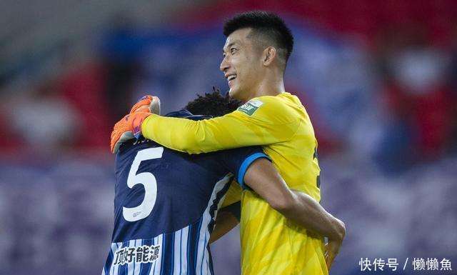 爱游戏体育-国内足球豪门狭路相逢,球队实力大考验