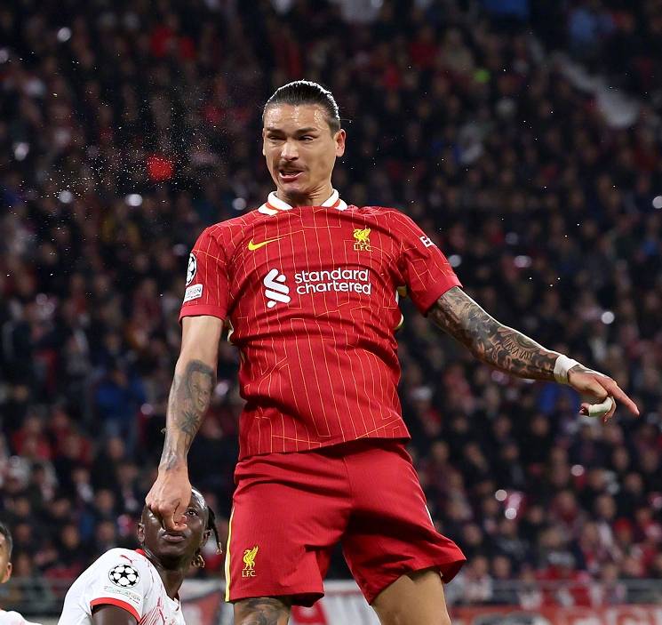 爱游戏APP-老妇人豪取三分，轻松击败对手