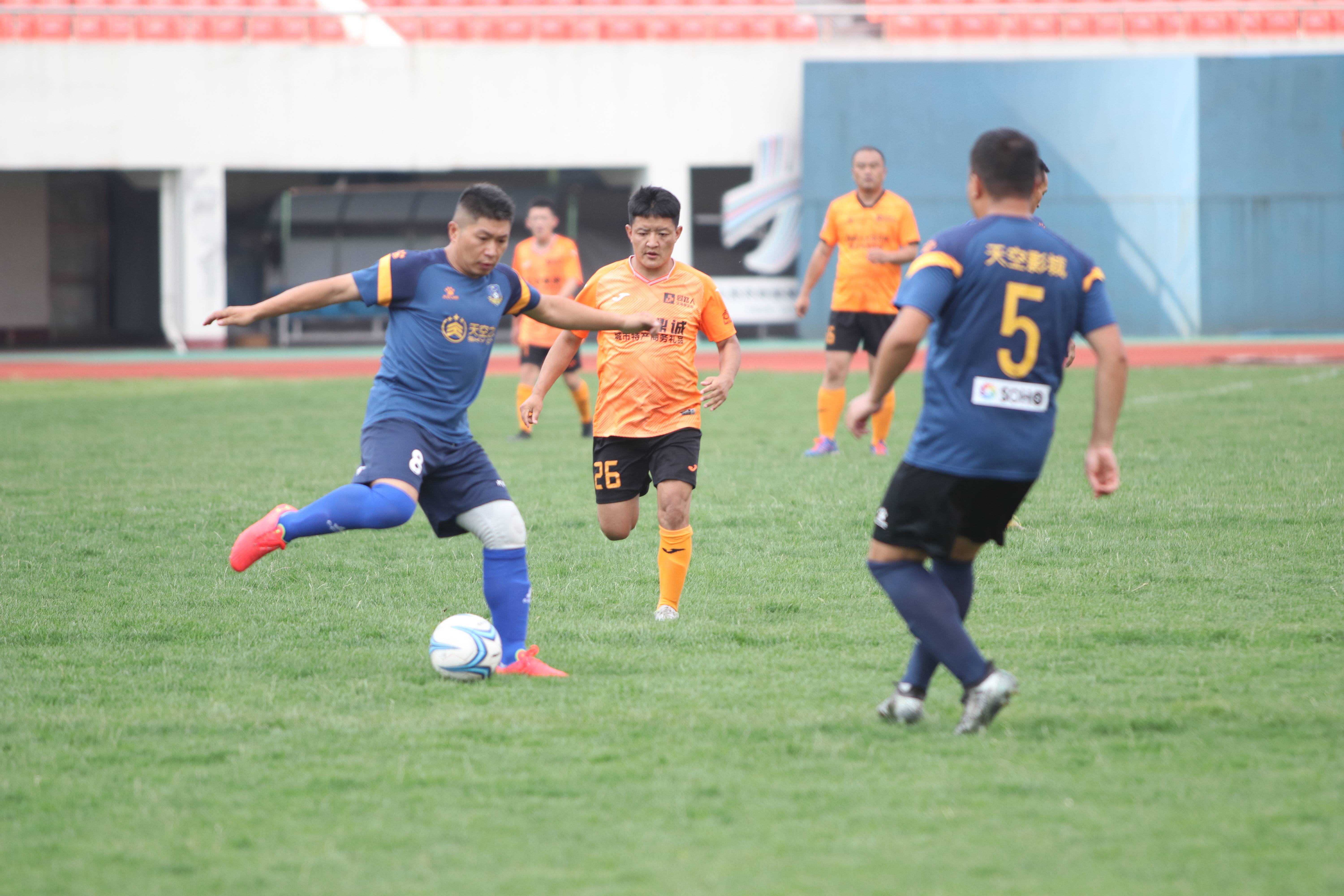 足球赛场赛制升级,球员竞争更加激烈 足球赛场赛制升级,球员竞争更加激烈