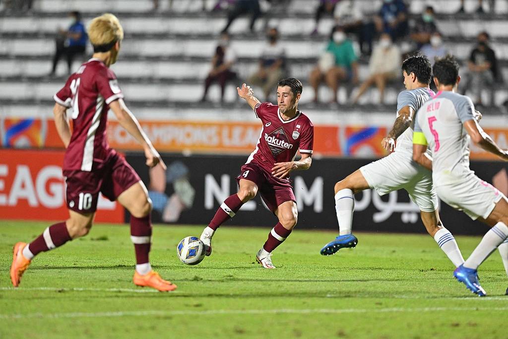 爱游戏在线-一场胜利后的喜悦时刻：球员庆祝胜利