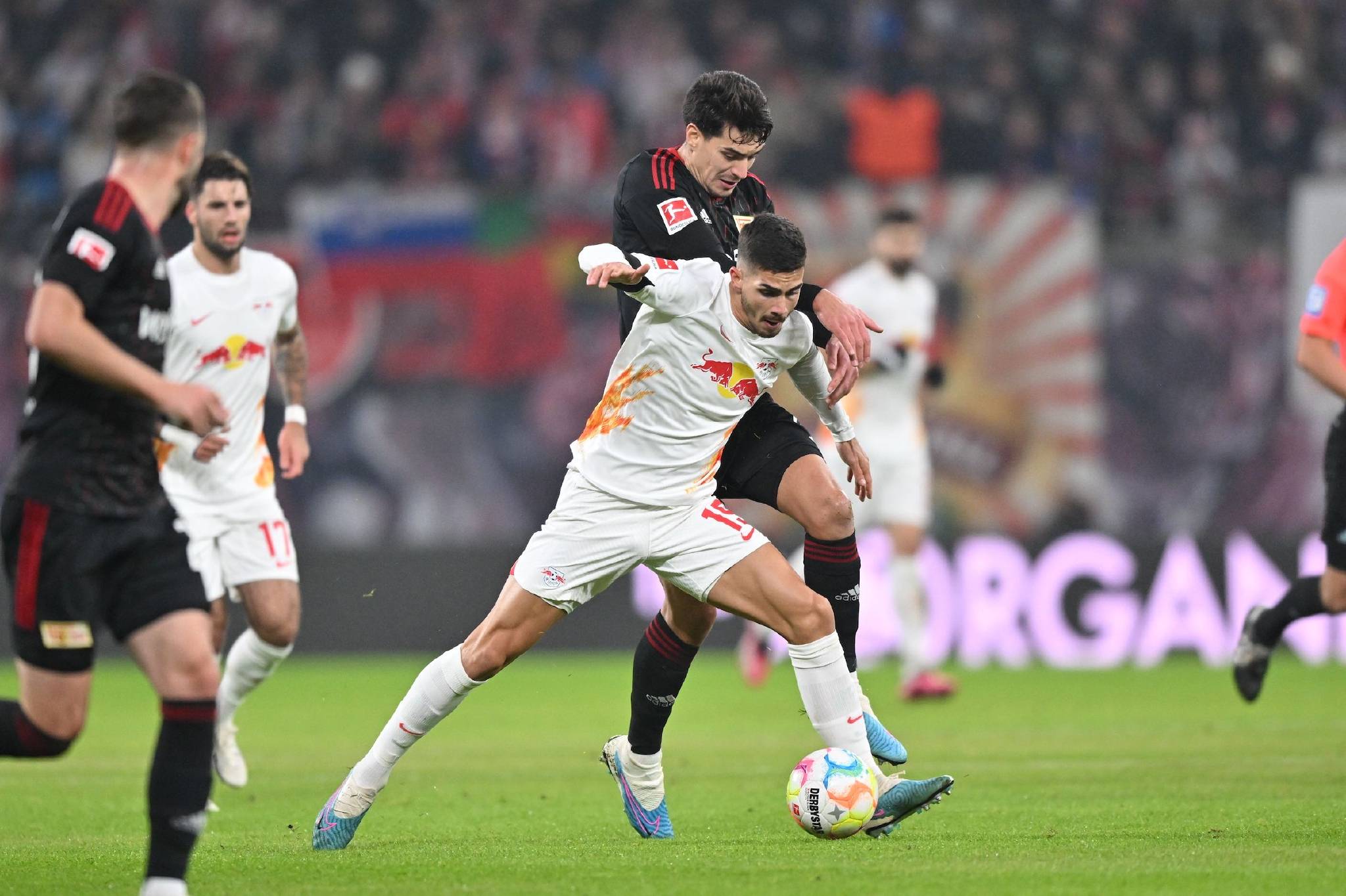 莱比锡红牛大胜法兰克福,提升积分榜排名 莱比锡红牛大胜法兰克福,提升积分榜排名