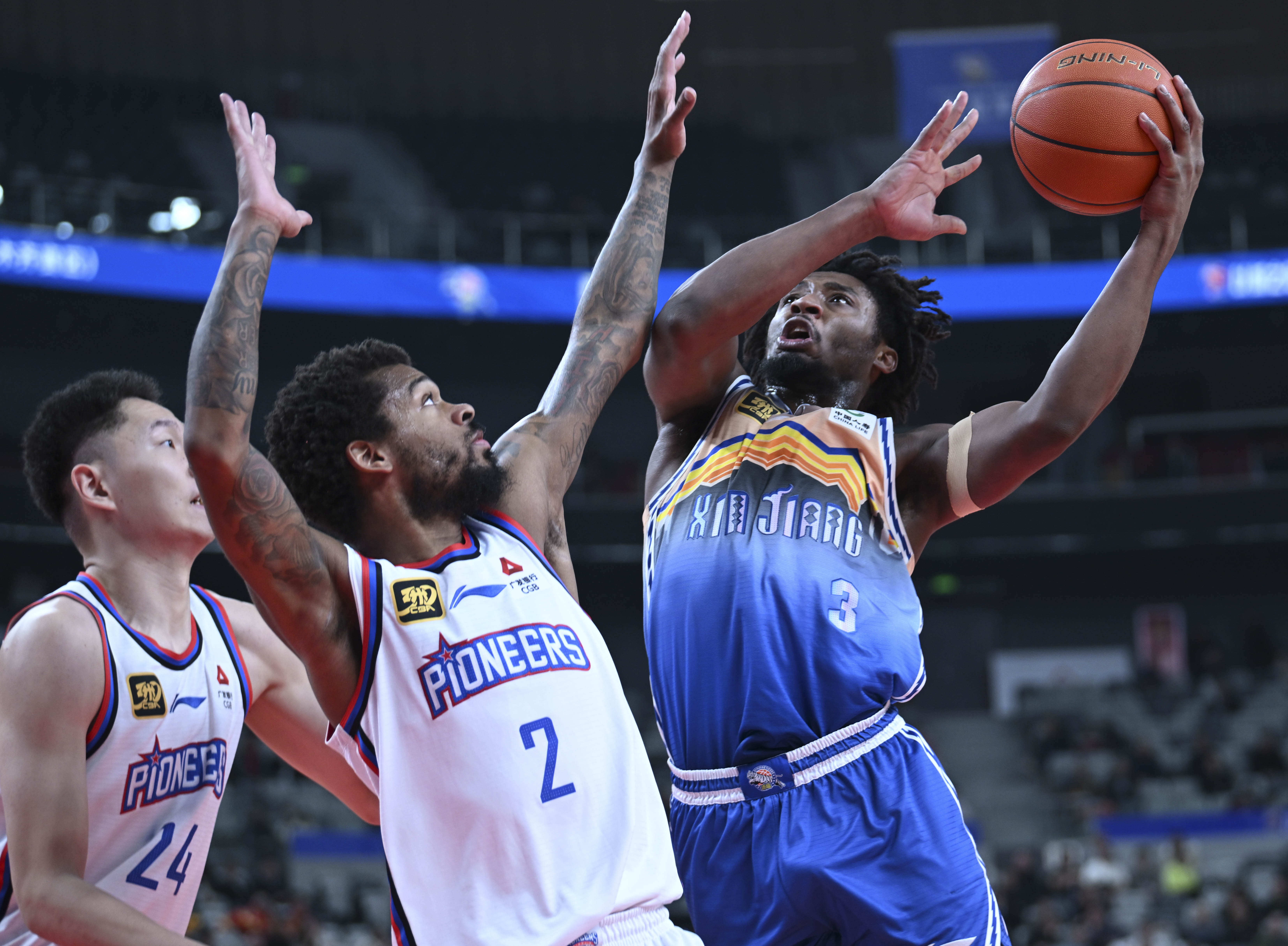 赛场上的豪气与激情,球员们拼尽全力比赛! 赛场上的豪气与激情,球员们拼尽全力比赛!