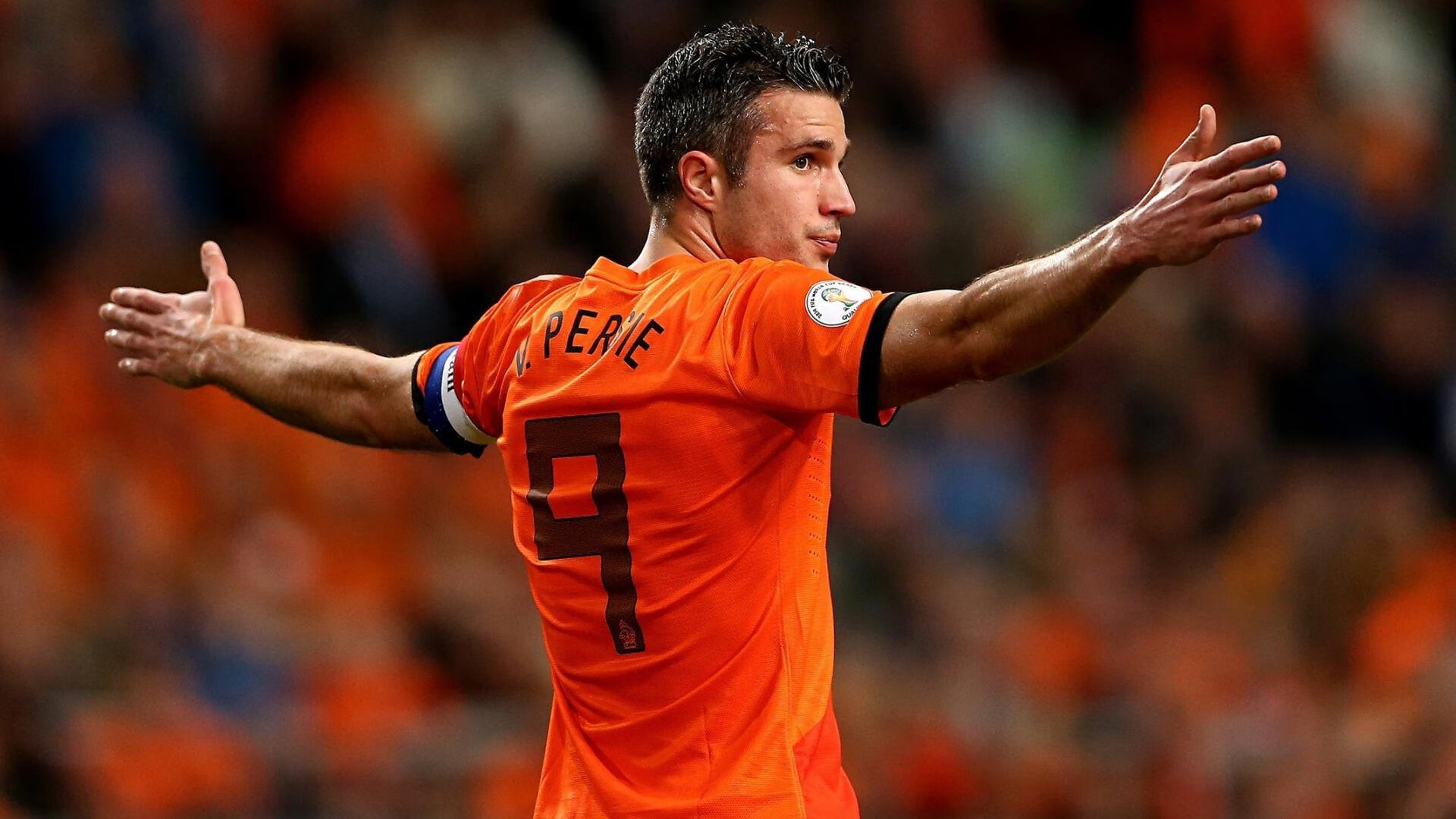 当黄蜂生死战搏杀骑士时，戈贝尔在F1街道赛接管了比赛